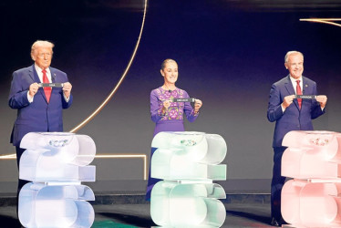 Los tres líderes de Norteamérica subieron juntos al escenario para sacar del bombo las balotas de sus respectivos países.