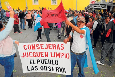 Simpatizantes del Partido Libertad y Refundación sostienen un cartel durante una manifestación frente al edificio del Consejo Nacional Electoral (CNE) en Tegucigalpa (Honduras).