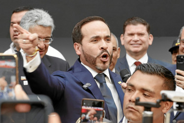 El director del partido derechista Movimiento de Salvación Nacional, Enrique Gómez, acompañó a Abelardo de la Espriella.