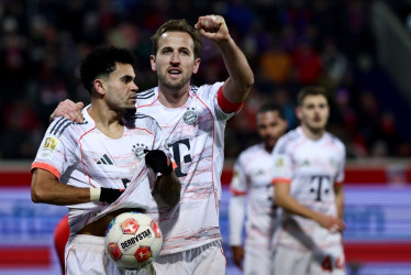Luis Díaz del Bayern Munich (izq.) celebra con su compañero de equipo Harry Kane después de marcar el gol 0-3 durante el partido de fútbol de la Bundesliga alemana entre el 1.