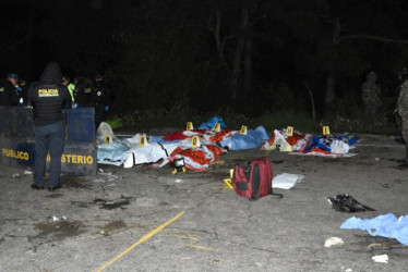 El bus rodó unos 50 metros por el abismo y causó la muerte de 15 de sus pasajeros.