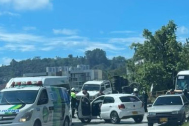 Un Volkswagen Gol blanco terminó atravesado sobre la vía Panamericana, en Manizales, luego de accidentarse este martes.