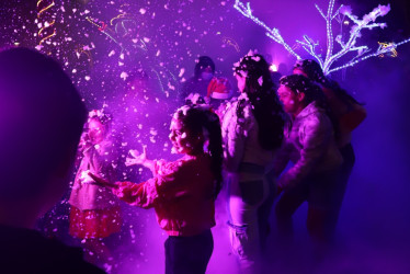 Las familias locales disfrutan de las noches de luz y nieve en el corazón del municipio.