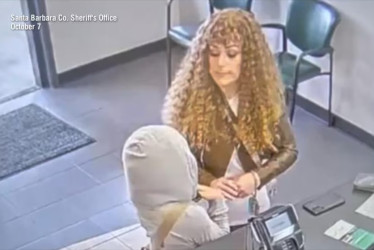 Ese día la pequeña fue captada por las cámaras de un local de alquiler de automóviles, que registró a la niña disfrazada.