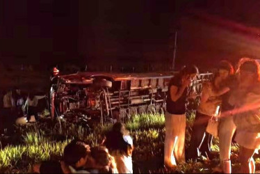 El bus, con 37 pasajeros paraguayos, regresaba a ese país desde Brasil cuando sufrió el volcamiento.