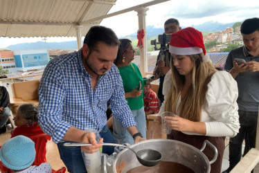 El alcalde Jhon Jairo Castaño y la primera gestora social Daniela Nieto rindieron un emotivo homenaje a los adultos mayores del municipio más longevo de Colombia.
