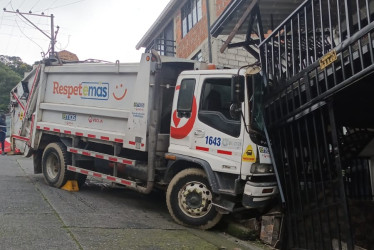 En la carrera 8C del barrio Porvenir Alto, un camión de la basura chocó contra la fachada de una casa. Sin heridos.