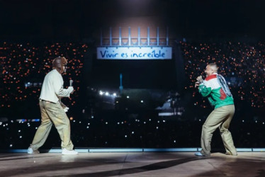 Bad Bunny y J Balvin sellaron su reconciliación ante 66 mil asistentes.