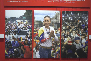 Vista de varias fotografías en una exposición en Oslo, Noruega, que documenta el activismo político de la opositora venezolana María Corina Machado y el éxodo de millones de sus compatriotas por la situación política del país, este martes.
