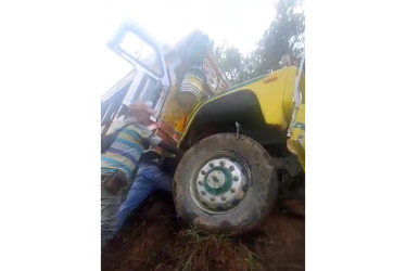 Una chiva estuvo a punto de rodar por el abismo mientras transitaba por una vía rural de Aguadas (Caldas). La comunidad logró estabilizar el vehículo.