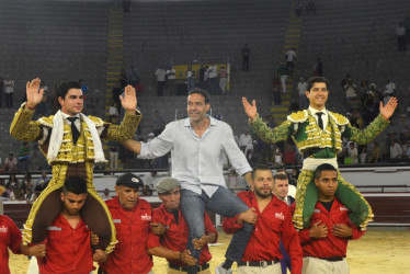 Jesús Enrique Colombo (izq.) y Luis David Adame (der.) salieron a hombros y por la puerta grande de Cañaveralejo en la última corrida de toros de la Feria de Cali. En el centro, Antonio José González, de la ganadería Salento, hierro triunfador de la temporada.