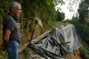 Dago Alberto Franco Henao está parado en lo queda de la vía hacia la vereda Java, pues para poder transitarla la comunidad instaló un puente artesanal con guadua y madera que con el paso del tiempo se ha deteriorado. 