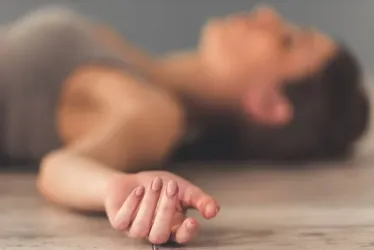 Cuando el sujeto vio que ella estaba por desmayarse, la soltó y le reclamó que si no le decía quién era su mozo, el celular sí lo haría, llevándose el celular.