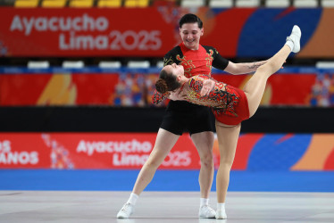Daniela Moreno y Jaider Rodríguez de Colombia compiten en la final de Gimnasia Aeróbica mixta durante los Juegos Bolivarianos Lima-Ayacucho 2025 este domingo, en el polideportivo de Villa El Salvador, en Lima (Perú). 