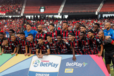 Ramiro Sánchez (izq.) y Sergio Román (der.), ambos arqueros manizaleños (de azul), se consagraron campeones del Torneo de Ascenso con el Cúcuta Deportivo. El Motilón la primera división del fútbol colombiano en el 2026.