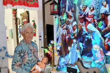 Doña Carmenza Henao Ramírez, orgullosa de su pesebre.