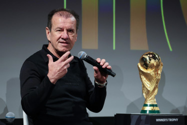 El exfutbolista brasileño Dunga habla en un panel organizado por la FIFA este miércoles, en el Kennedy Center en Washington (Estados Unidos). Cuatro exfutbolistas que fueron protagonistas en los Mundiales expresaron este miércoles su entusiasmo con el torneo que se disputará en Estados Unidos, México y Canadá en el verano de 2026 y cuyo sorteo será el viernes en Washington.