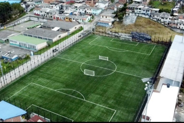 El estadio municipal ahora tiene césped sintético, luego de cerca de 100 años de cancha de arena.