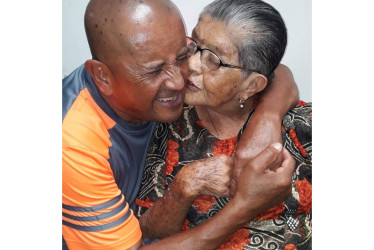  Elkin Alberto Cano Giraldo y su mamá, la aguadeña Delia Giraldo, quien recientemente falleció.