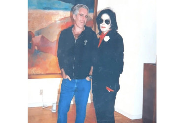 Fotografía sin fecha específica de toma, publicada por el Departamento de Justicia de Estados Unidos (DOJ) dentro de los archivos del caso del pederasta Jeffrey Epstein donde aparece posando junto al cantante Michael Jackson. 