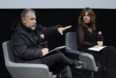El escritor Mario Mendoza y la libretista Ana María Parra hablan durante lanzamiento de la serie 'Estado de fuga 1986', en Bogotá.