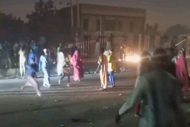 Imágenes en redes sociales muestran las consecuencias de la explosión, con personas congregadas en una zona de mercado, gritos, carreras y partículas de polvo suspendidas en el aire.