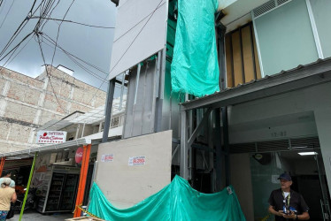 La intervención consistía en la instalación de una estructura metálica para la adecuación de un ascensor en espacio público, por fuera del paramento del inmueble.