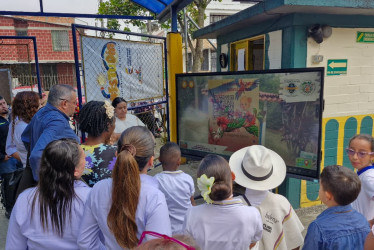 Durante los últimos años, el municipio ha invertido más de $123 mil millones en el sistema educativo, fortaleciendo la infraestructura, la tecnología y la formación docente. Uno de los hitos más importantes ha sido la dotación digital de todas las aulas públicas, desde el nivel de educación inicial (jardín, prejardín y transición) hasta el grado 11.