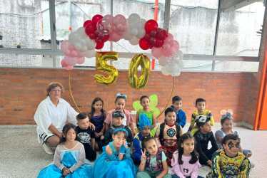 La profe Estela fue despedida por su grupo de tercero de primaria, en medio de una fiesta de disfraces.