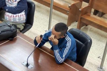 Daniel Fernando intentó robar a un taxista. El afectado se comunicó con otros conductores que golpearon al señalado antes de entregarlo a la Policía. En la foto, la audiencia a la que asistió LA PATRIA.