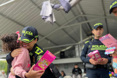 Entrega de regalos en vereda de Manizales 