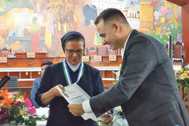 Las Hijas de la Caridad de San Vicente de Paúl y María Teresa Peralta Duque recibieron la medalla Jaime Duque por su labor social y educativa en el municipio.