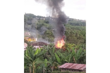 El Cuerpo de Bomberos atendió en la tarde de este sábado un incendio en una finca, en zona rural de Anserma (Caldas).