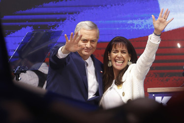 El presidente electo de Chile, el ultraderechista José Antonio Kast, y su esposa, María Pía Adriasola, celebran este domingo, en Santiago (Chile).