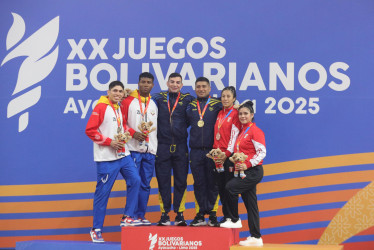 Andrés Restrepo y Edwin Gomez (centro), de Colombia, ganaron el oro en judo nage no kata mixta kata durante los vigésimos Juegos Bolivarianos.
