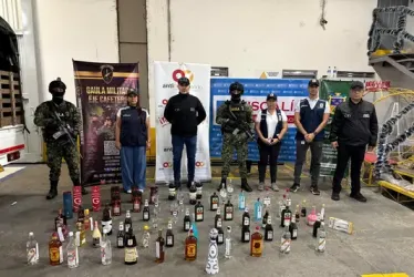 84 botellas de licor de contrabando fueron incautadas en un centro comercial de Pereira. El propietario enfrentará sanciones.