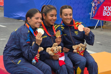 Lina Marcela Hernández (plata), Juliana Londoño (oro) y Diana Peñuela (bronce), las colombianas ganadoras de la prueba de ciclismo de ruta en los Juegos Bolivarianos.