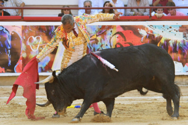 Luis Bolívar lidia el toro Algodonero, de la ganadería manizaleña Ernesto Gutiérrez, en la tercera corrida de la Feria de Cali 2025. El matador colombiano fue el más cercano a cortar una oreja, en una tarde que pasó en blanco en Cañaveralejo.