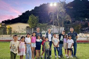 La Gobernación de Caldas instaló luminarias solares en comunidades indígenas de Riosucio para mejorar seguridad.