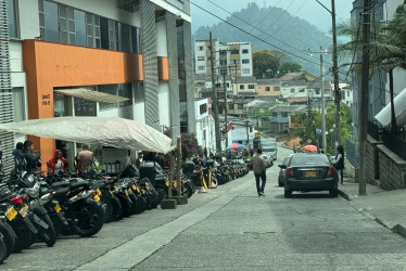 Las motos del call center que se parquean a la entrada de esta empresa.