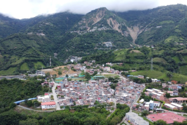 Colectivos mineros chocan con la posible titulación de nuevas minas en Caldas. El Gobierno nacional asegura que escucha todas las voces. Estos son los señalamientos y las respuestas. En la foto, el centro poblado El Llano, en Marmato.
