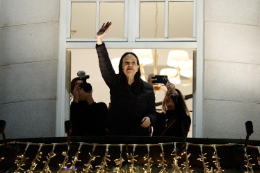 La ganadora del Premio Nobel de la Paz, María Corina Machado, saluda desde el balcón del Grand Hotel de Oslo (Noruega).