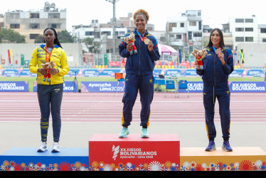 Martha Araujo (c) de Colombia (oro), Maribel Caicedo (i) de Ecuador (plata) y María Rocha de Colombia (bronce) posan en el podio de la final de 100 metros con vallas femenino durante los vigésimos Juegos Bolivarianos este martes, en Lima (Perú). 