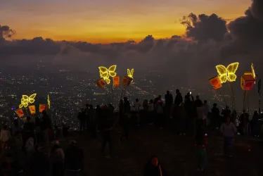 El cerro de Monserrate se llena de luz internacional en esta Navidad en Bogotá.