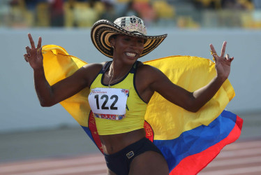 Natalia Linares de Colombia celebra tras ganar la medalla de oro en la prueba de salto de longitud femenina durante los vigésimos Juegos Bolivarianos este lunes, en Lima (Perú).