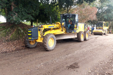 Comunidad y maquinaria del Gobierno del Quindío trabajan juntos en la vía Baraya - Puerto Samaria, en Montenegro.