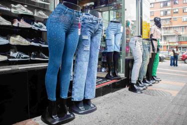 Los pantalones anchos con brillos, las camisetas oversize y los tenis deportivos son los productos más solicitados por las personas para este fin de año.