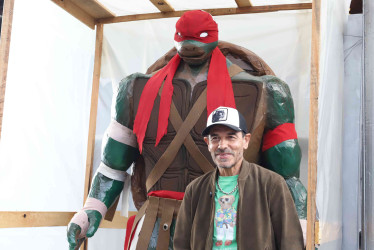 Piti junto a la estatua de Rafael, de las Tortugas Ninja, muñeco de año viejo que quemarán en Tres Esquinas (Manizales).