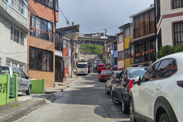 Este camión de trasteo bajó en contravía la calle 67f # 41-24