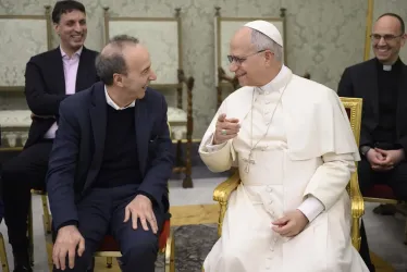 El papa León XIV conversó este jueves en el Vaticano con el actor y director italiano Roberto Benigni, mundialmente conocido por su película 'La vita è bella' (1997), en un encuentro en el que conversaron sobre cine y vieron fragmentos del nuevo monólogo dedicado a San Pedro, "Pedro, el hombre en el viento".